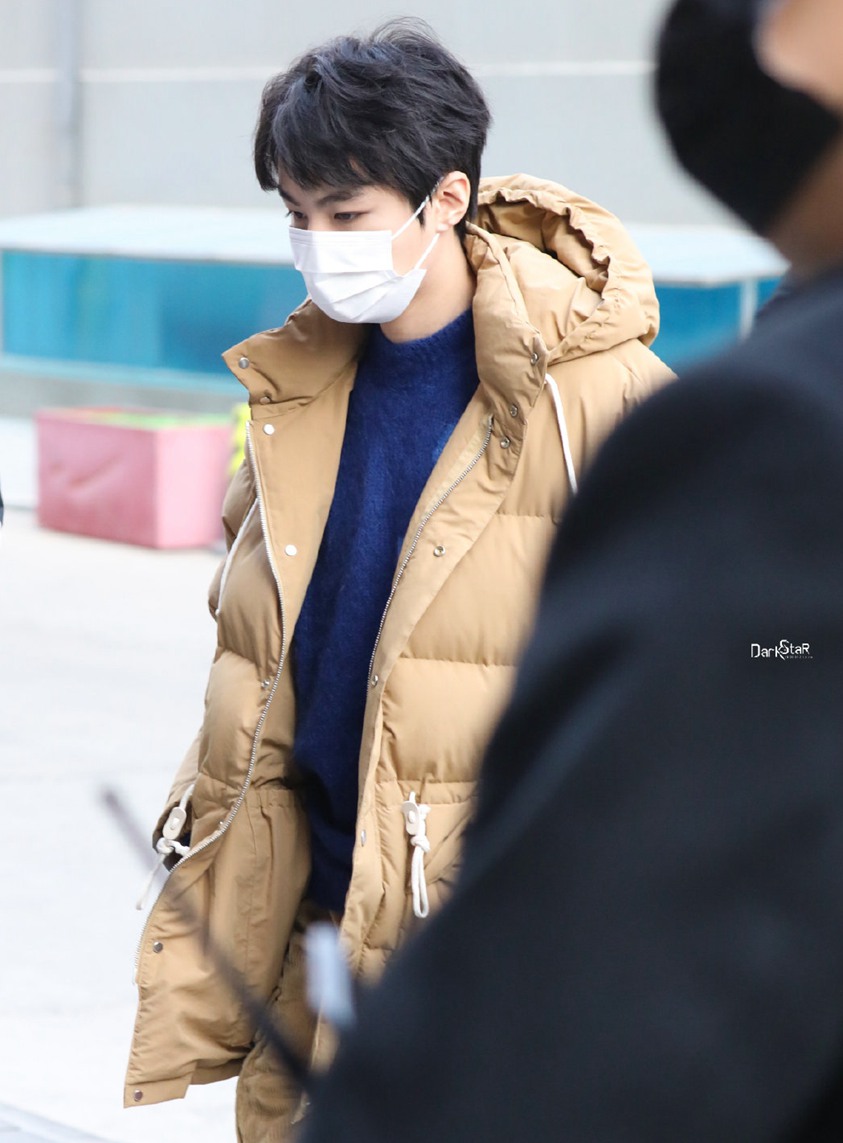 王俊凯百花迎春晚会录制路透保暖又时尚图片