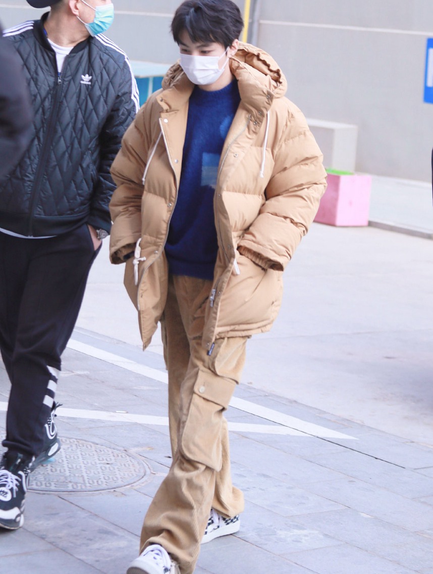 王俊凯百花迎春晚会录制路透保暖又时尚图片