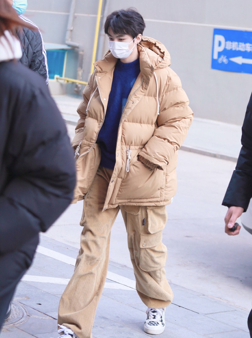 王俊凯百花迎春晚会录制路透保暖又时尚图片