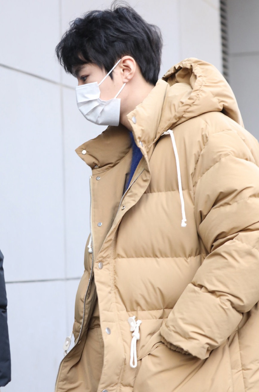 王俊凯百花迎春晚会录制路透保暖又时尚图片