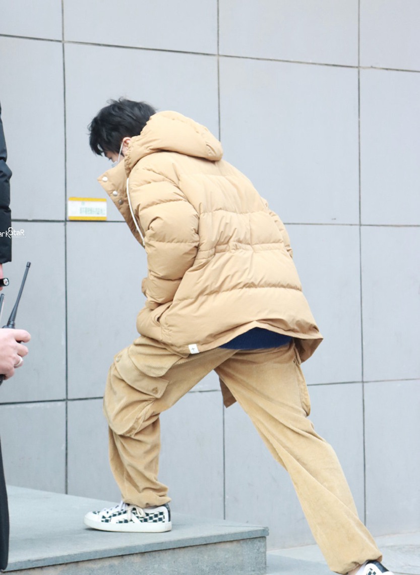 王俊凯百花迎春晚会录制路透保暖又时尚图片