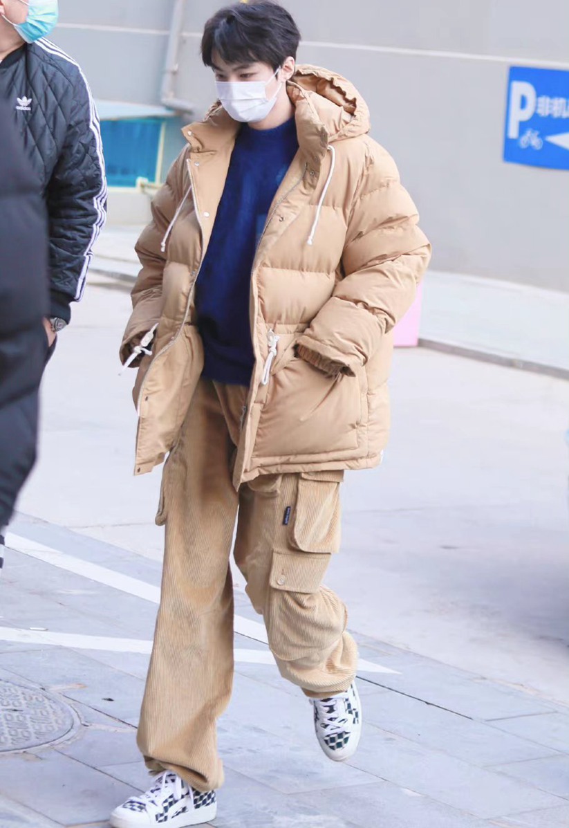 王俊凯百花迎春晚会录制路透保暖又时尚图片