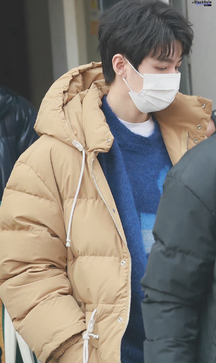 王俊凯百花迎春晚会录制路透保暖又时尚图片