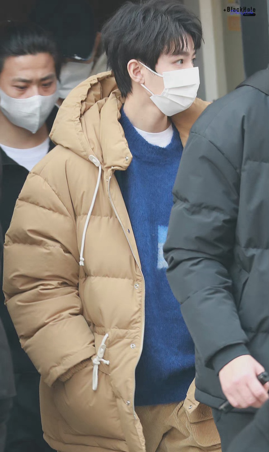 王俊凯百花迎春晚会录制路透保暖又时尚图片