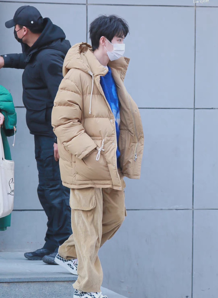 王俊凯百花迎春晚会录制路透保暖又时尚图片