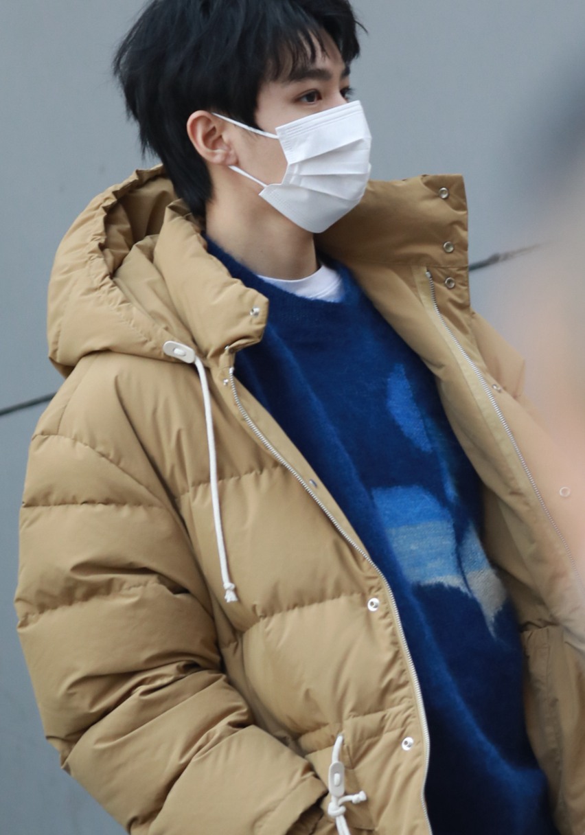 王俊凯百花迎春晚会录制路透保暖又时尚图片