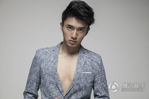 优质小生张博涵穿西装露胸肌帅气图片