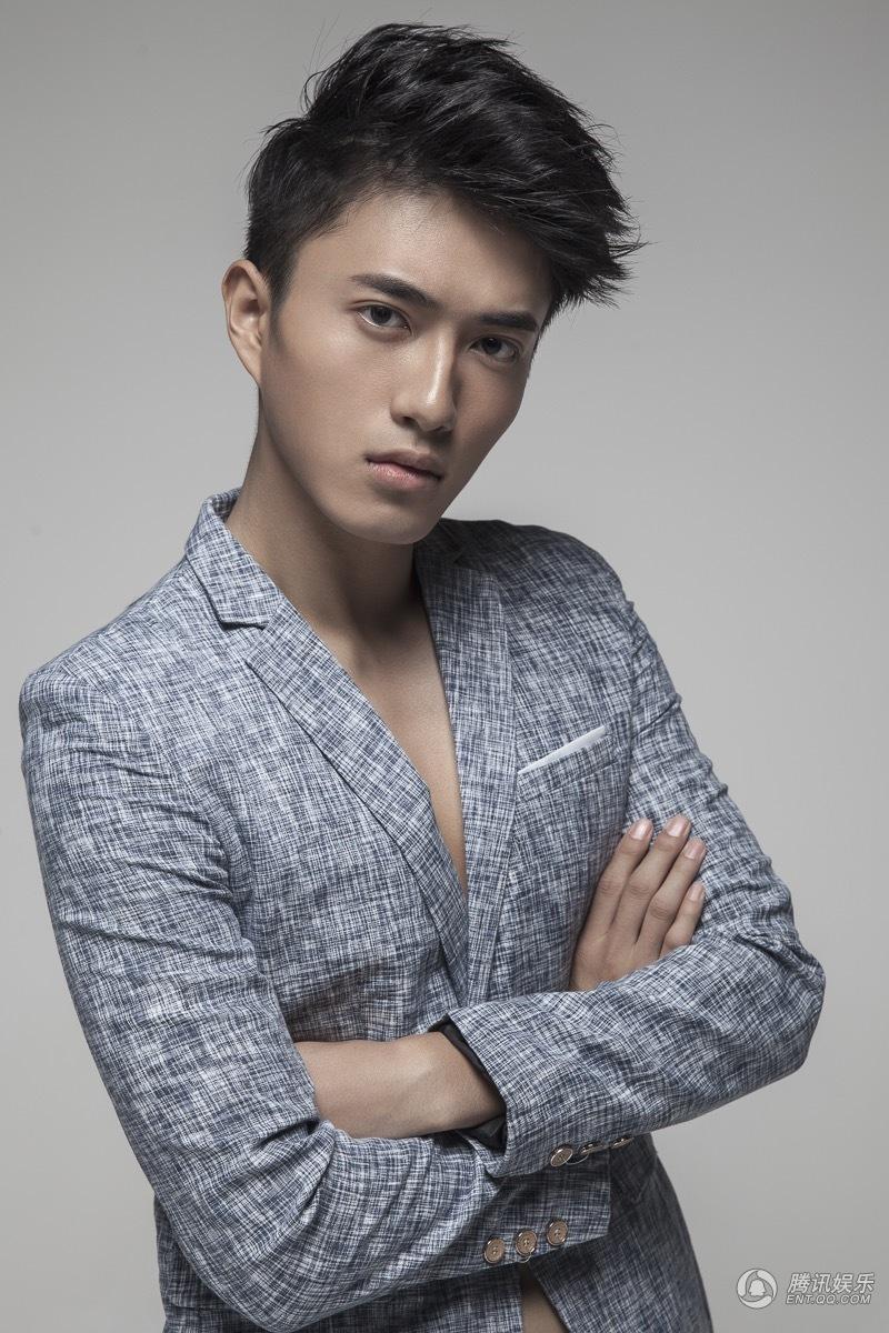 优质小生张博涵穿西装露胸肌帅气图片