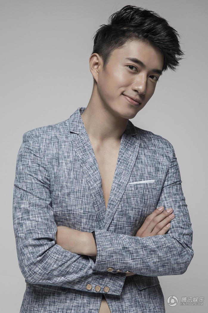 优质小生张博涵穿西装露胸肌帅气图片