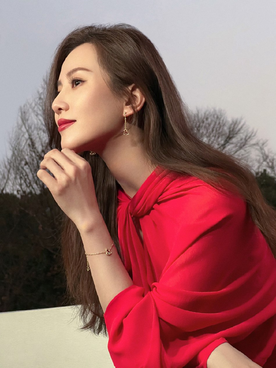 刘诗诗红色连衣裙年味十足写真