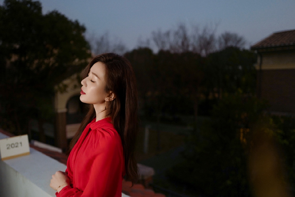 刘诗诗红色连衣裙年味十足写真