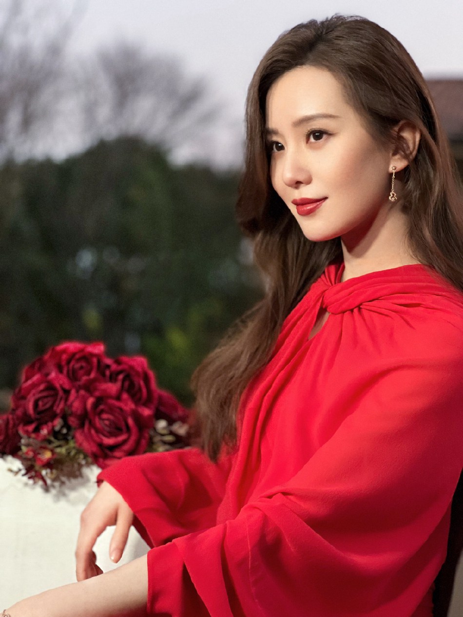 刘诗诗红色连衣裙年味十足写真