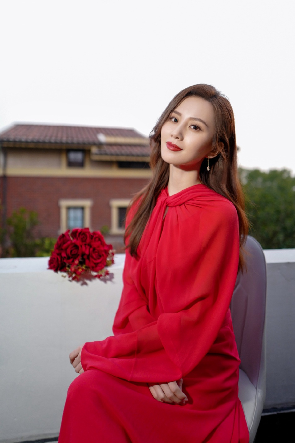 刘诗诗红色连衣裙年味十足写真