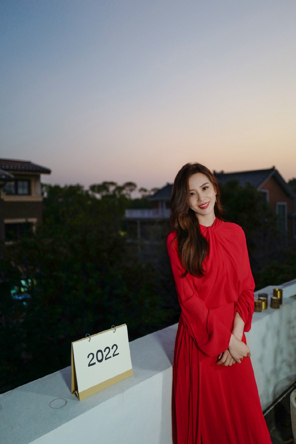 刘诗诗红色连衣裙年味十足写真