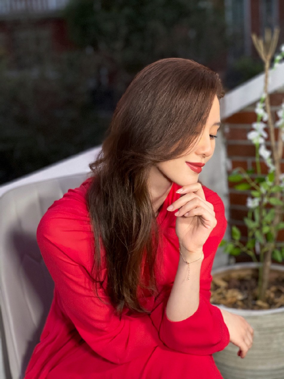 刘诗诗红色连衣裙年味十足写真