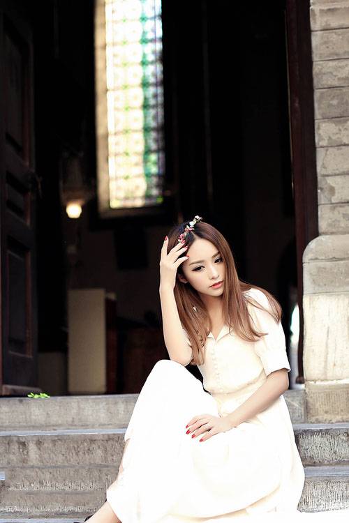 优优人体艺术美女蕾丝内衣床上108种姿势半裸写真