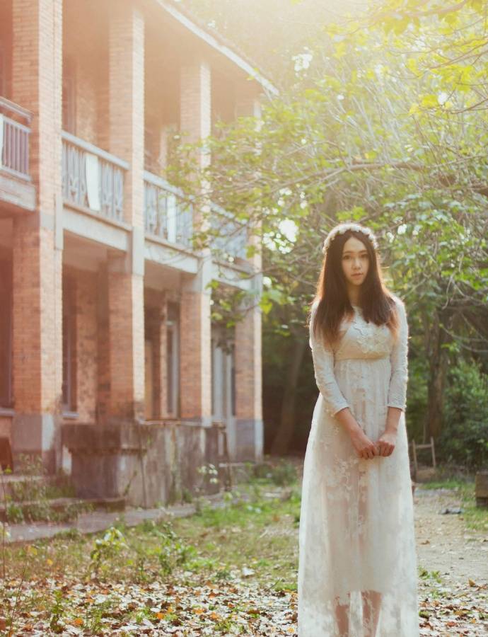 优优人体艺术美女蕾丝内衣床上108种姿势半裸写真