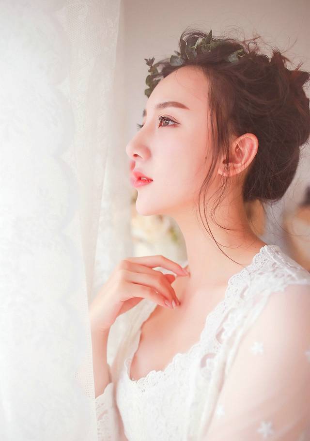 优优人体艺术美女蕾丝内衣床上108种姿势半裸写真