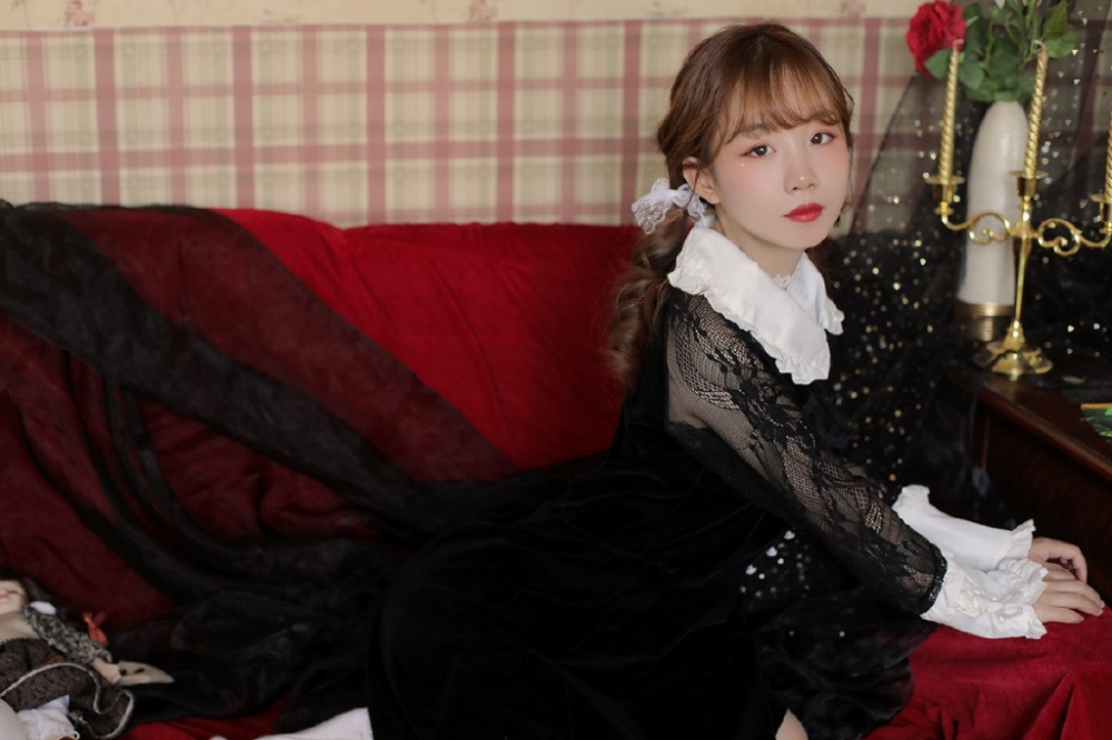 暗黑系童颜萝莉洛丽塔蕾丝装白丝袜性感私房照