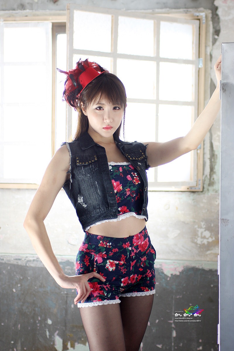 韩国翘臀黑丝美女