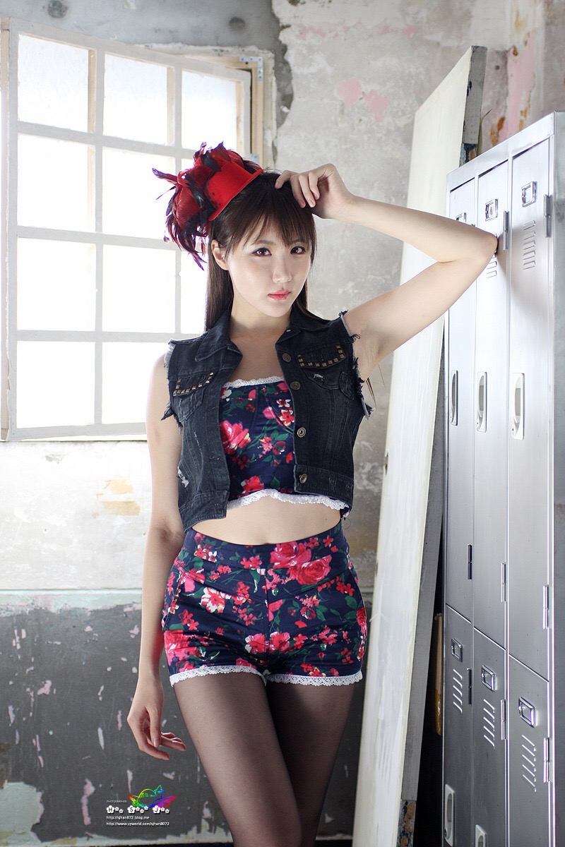 韩国翘臀黑丝美女