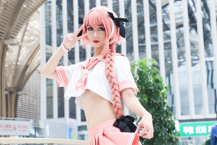 漫展伪娘阿福小姐姐白丝美腿养眼福利写真图片