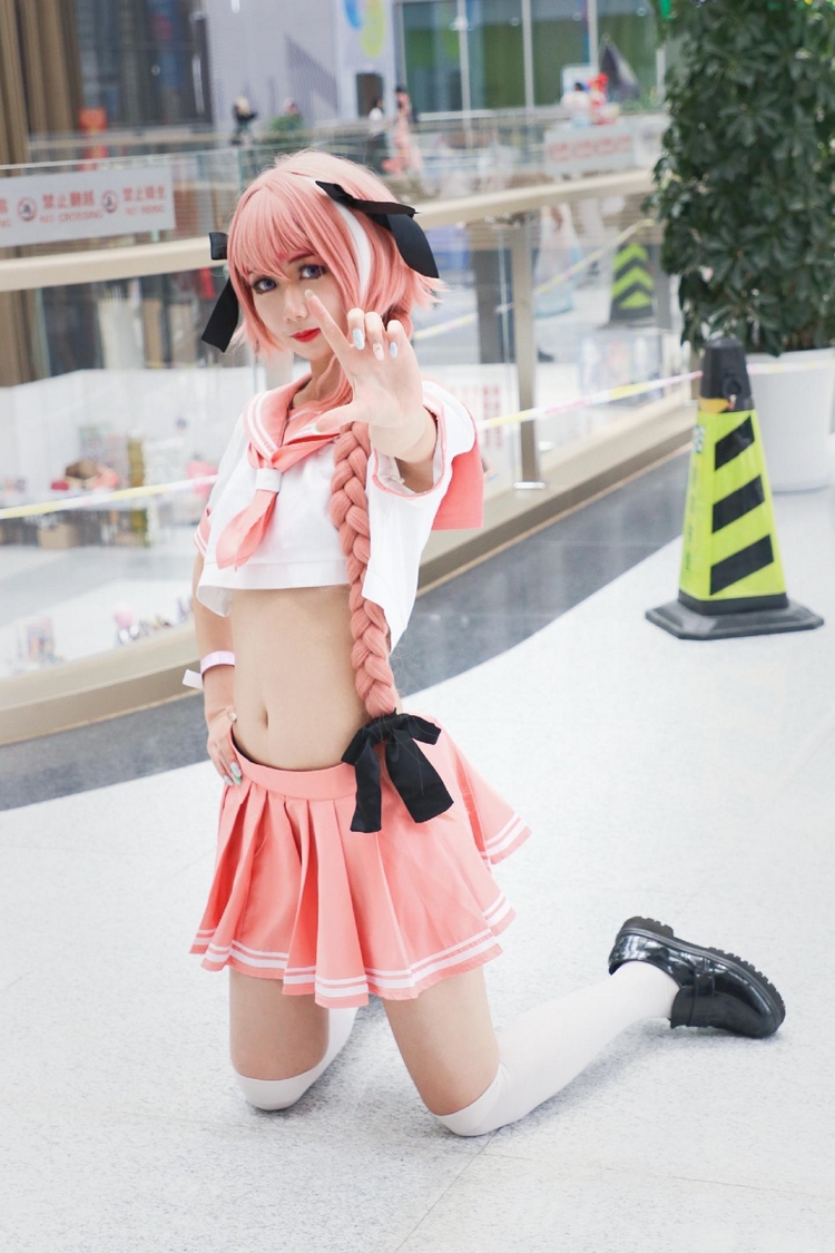 漫展伪娘阿福小姐姐白丝美腿养眼福利写真图片