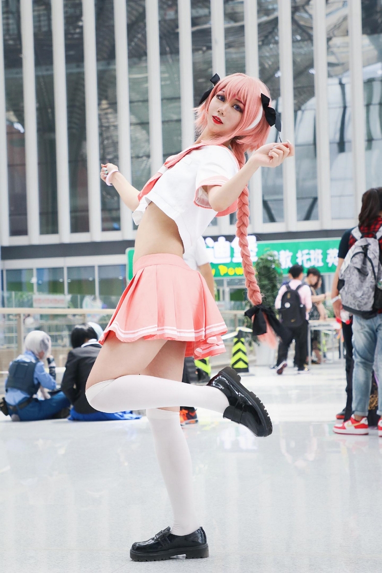 漫展伪娘阿福小姐姐白丝美腿养眼福利写真图片