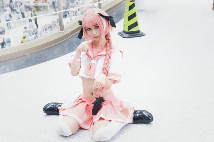 漫展伪娘阿福小姐姐白丝美腿养眼福利写真图片