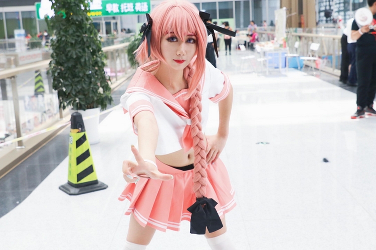 漫展伪娘阿福小姐姐白丝美腿养眼福利写真图片