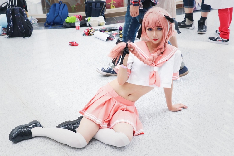 漫展伪娘阿福小姐姐白丝美腿养眼福利写真图片