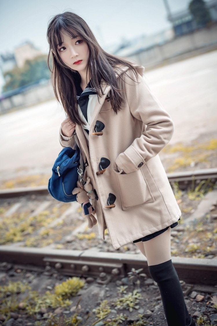 火车站校园美女丰满黑丝美腿养眼制服诱惑写真