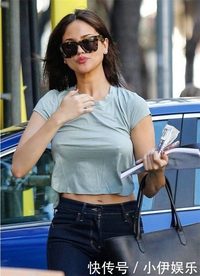 街拍美女：紧身牛仔裤美女真空出境 波涛汹涌 呼之欲出