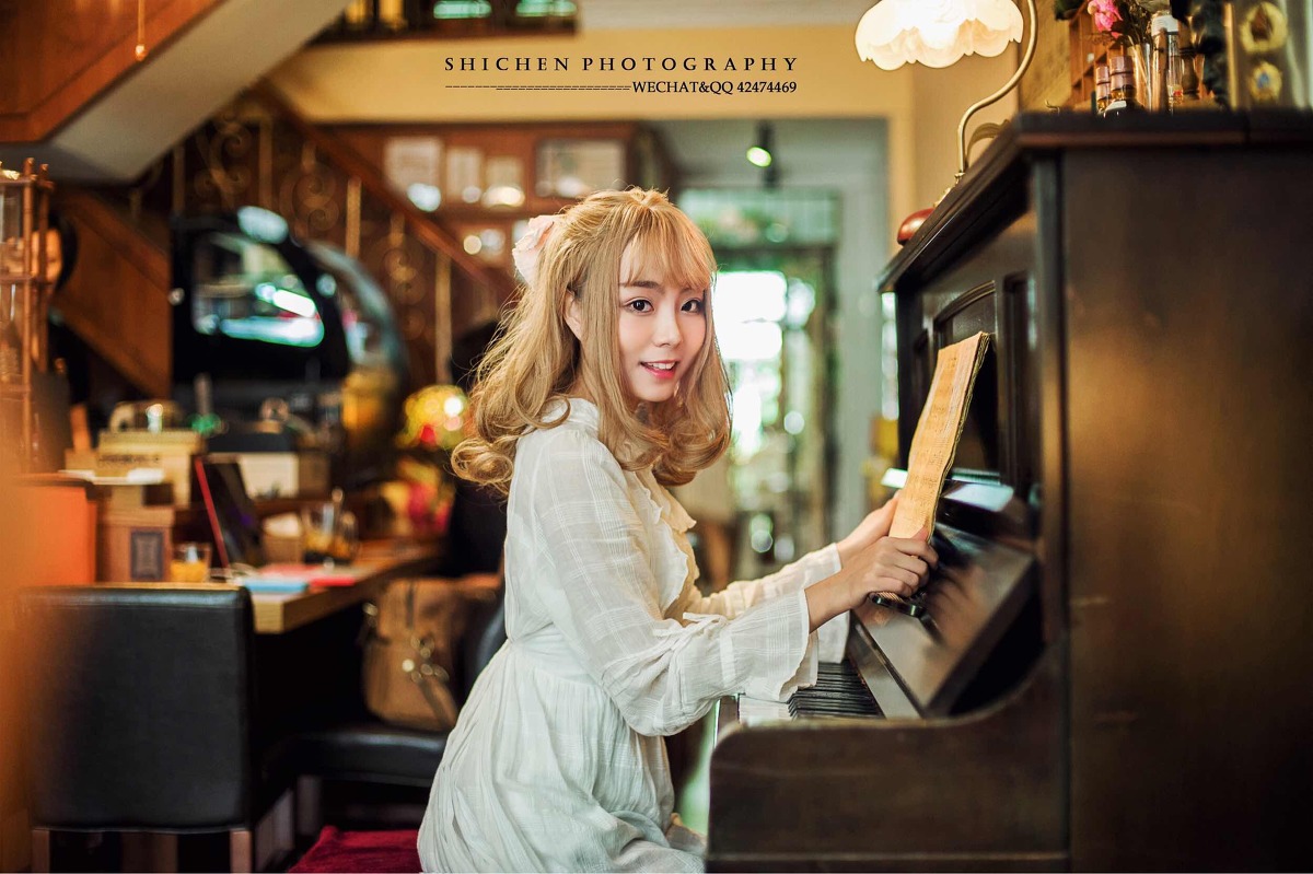 弹钢琴的金发刘海美女