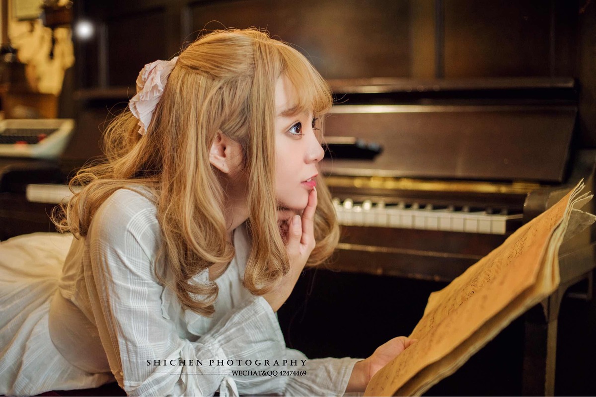 弹钢琴的金发刘海美女