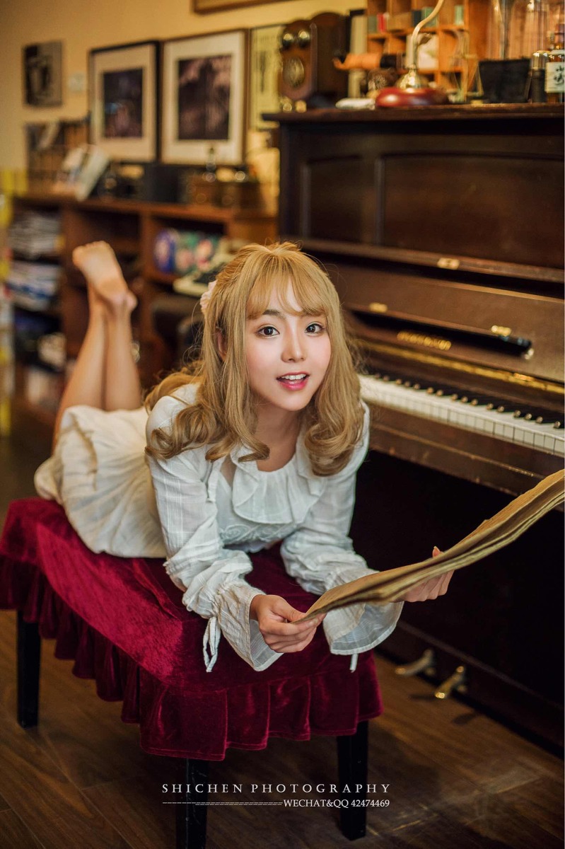 弹钢琴的金发刘海美女