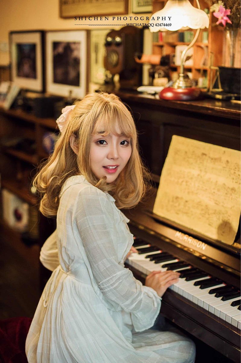 弹钢琴的金发刘海美女