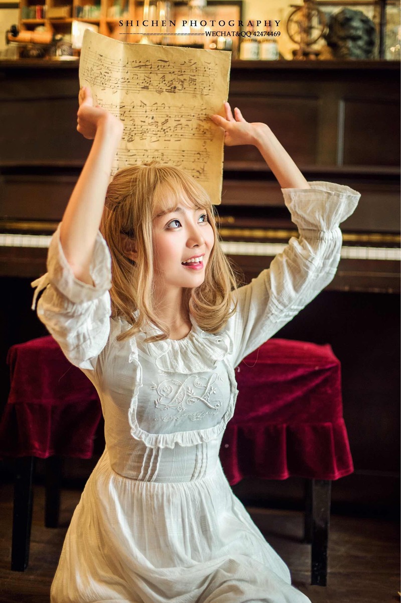 弹钢琴的金发刘海美女