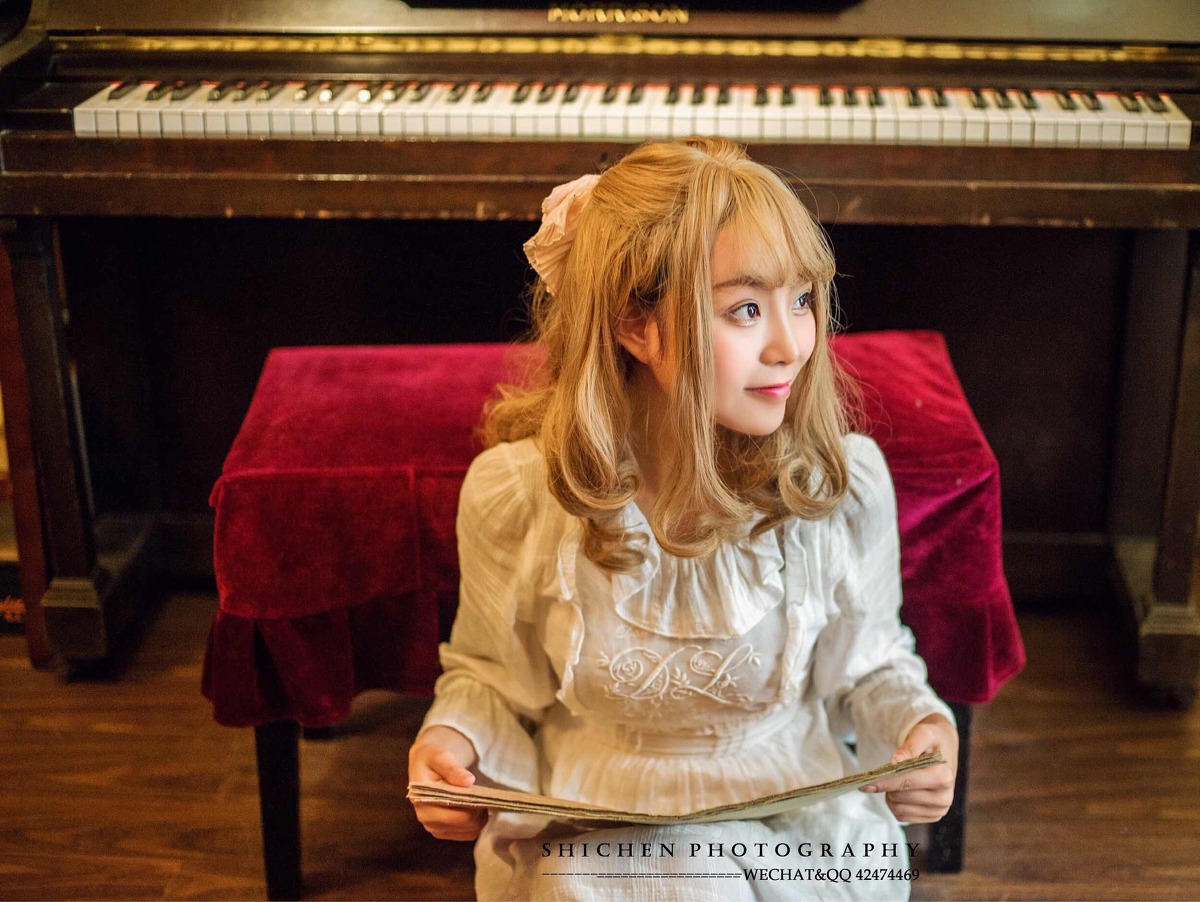 弹钢琴的金发刘海美女