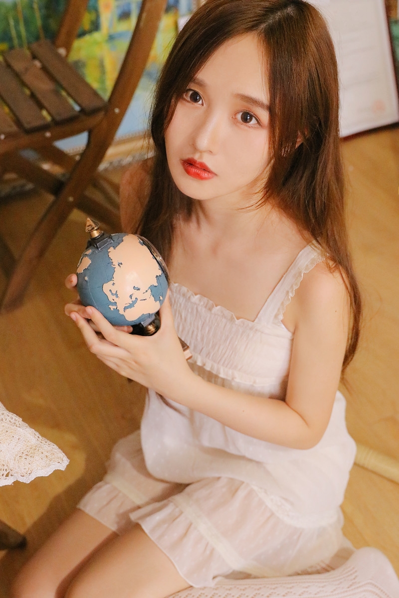 清纯美少女私房白丝美腿香艳诱人甜美女孩图片