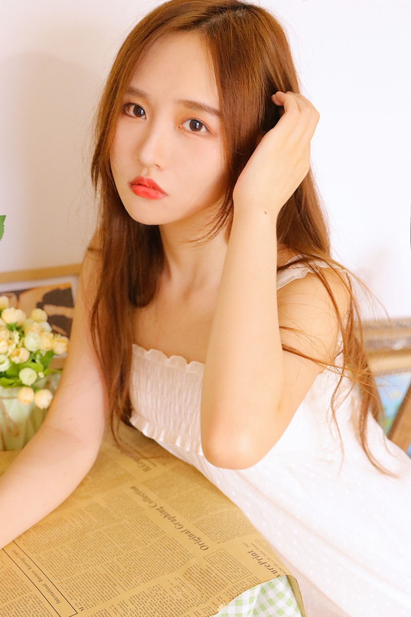 清纯美少女私房白丝美腿香艳诱人甜美女孩图片