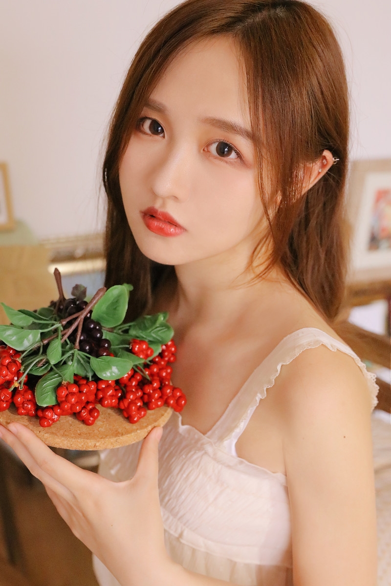 清纯美少女私房白丝美腿香艳诱人甜美女孩图片