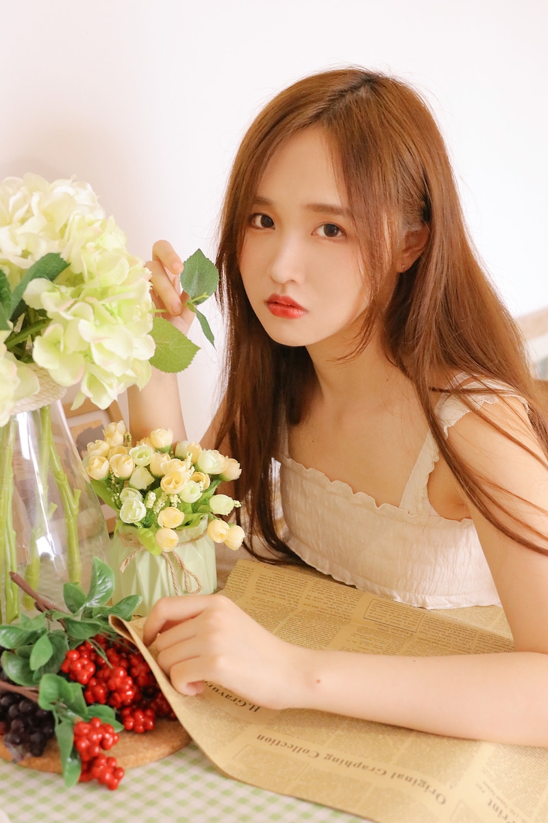 清纯美少女私房白丝美腿香艳诱人甜美女孩图片