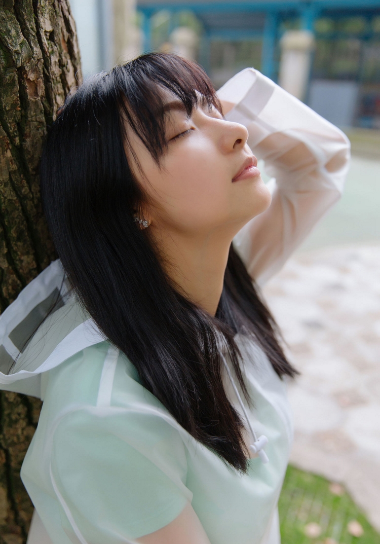 雨衣清纯少女周闻雨后休息日清纯写真图片