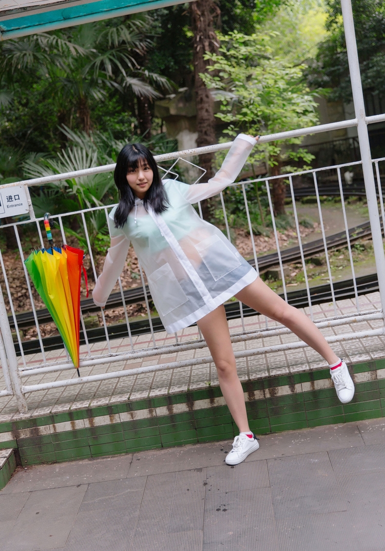 雨衣清纯少女周闻雨后休息日清纯写真图片
