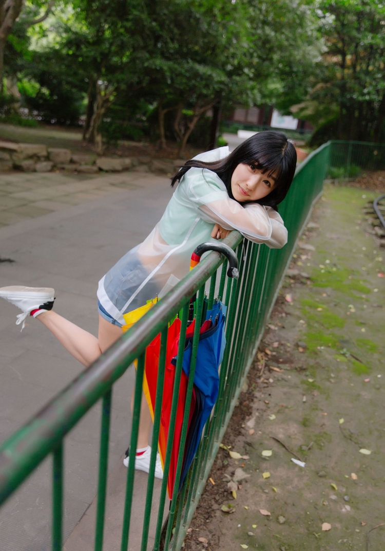 雨衣清纯少女周闻雨后休息日清纯写真图片