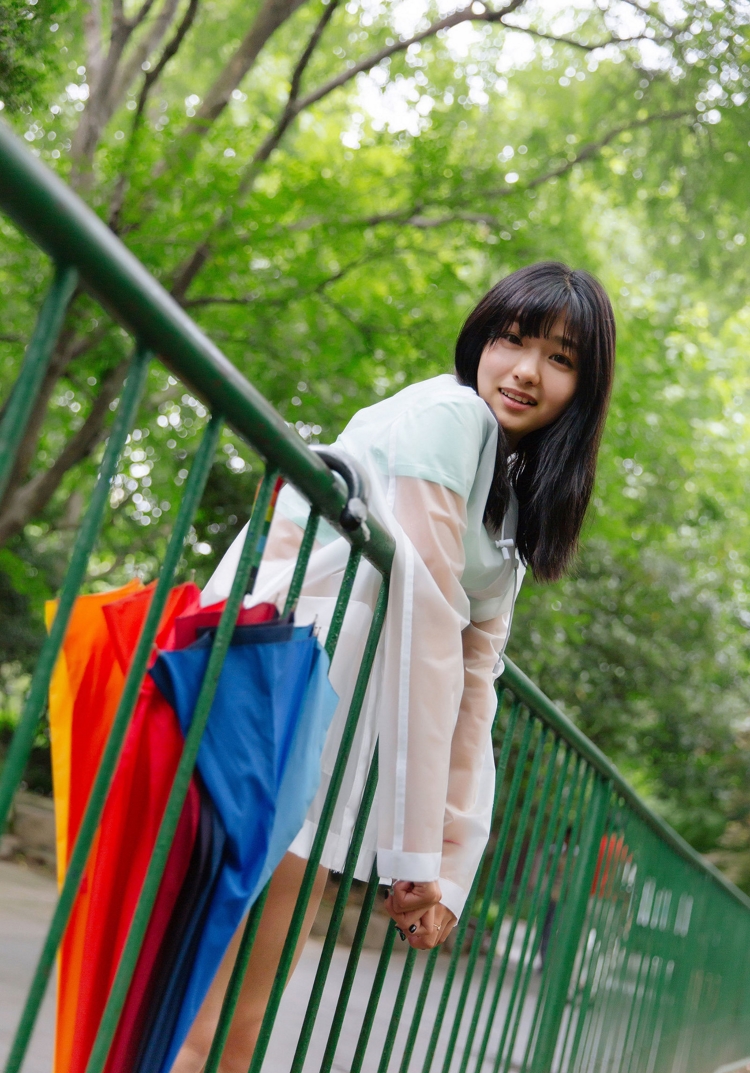 雨衣清纯少女周闻雨后休息日清纯写真图片