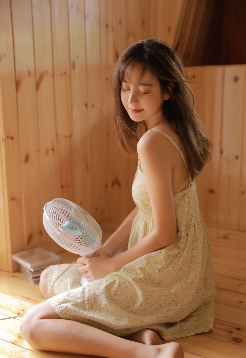 早安少女吊带睡裙慵懒随性写真