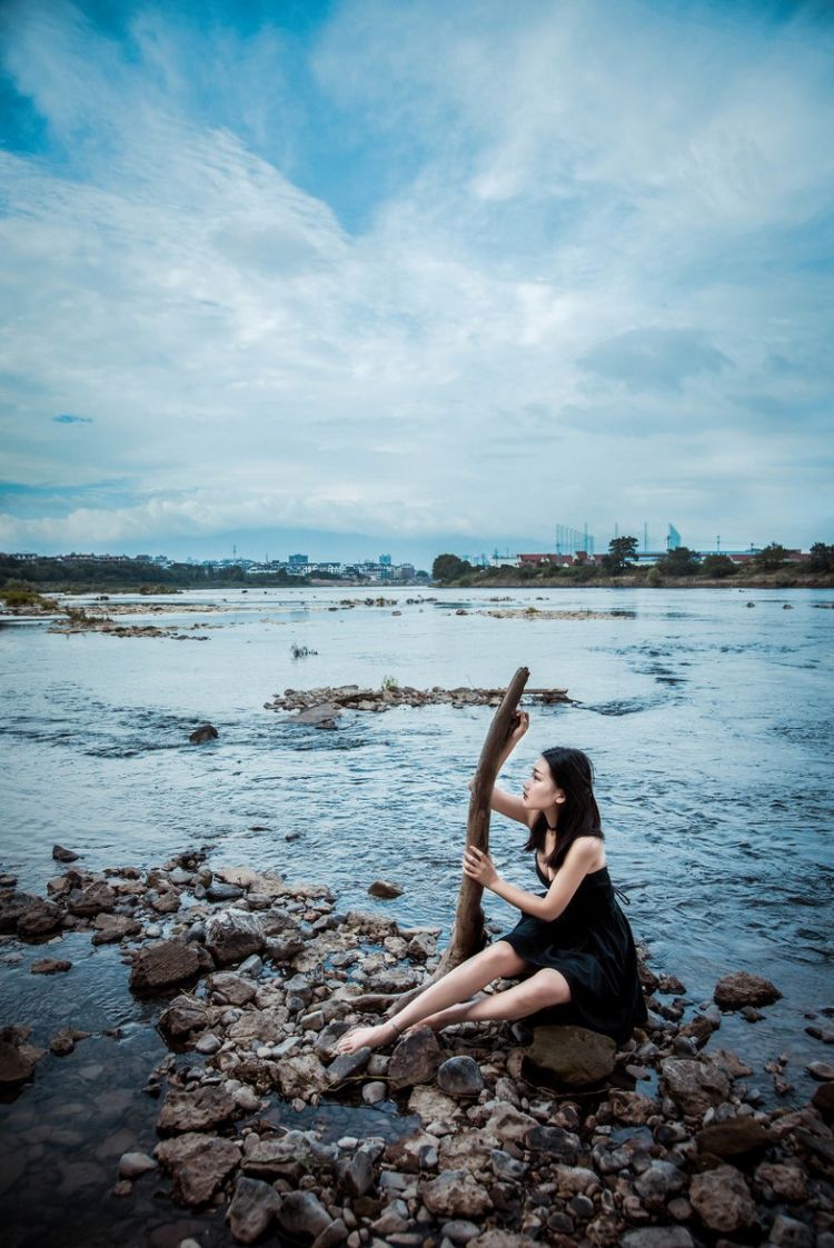 被称为小迪丽热巴的香车美人天生媚骨雪白大波迷人艺术照