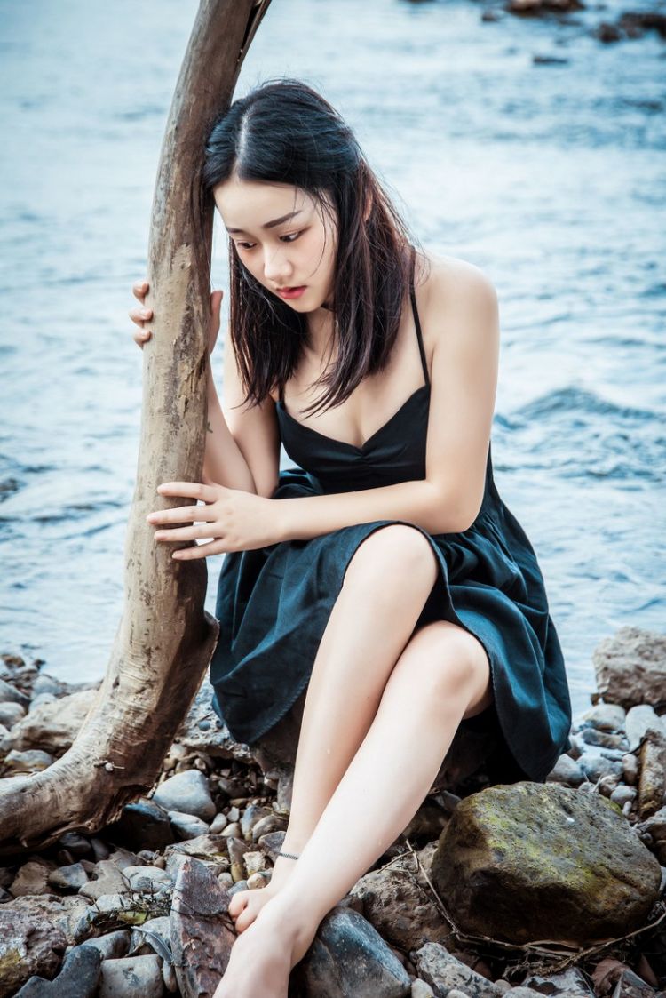 被称为小迪丽热巴的香车美人天生媚骨雪白大波迷人艺术照